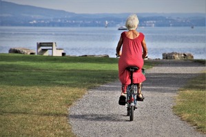 Mujer mayor en bicicleta.jpg